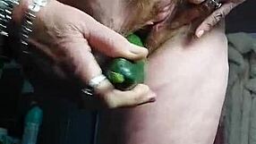 Немска баба курва чука путката си с краставица в див сцена