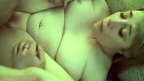 Brittiska killar knullar ultra feminin postop i het trekant