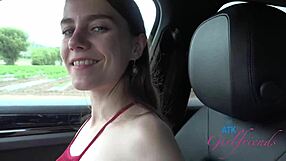 Oikea treffi Sia Moonin kanssa muuttuu karvaisen pillun julkiseksi suihinotoksi