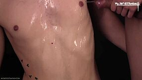 パーティーのツインクが「5人のホットな男たちと生でファックする準備はできた？」と尋ねる。ピススラットが渇望