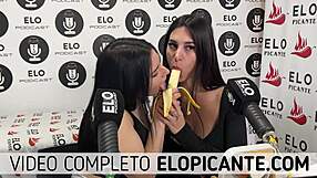 Ragazze leccano banana con panna