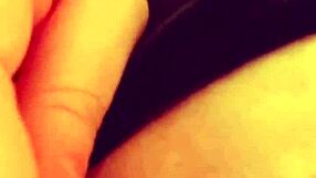 Intense solo vingeren leidt tot spuitend hoogtepunt