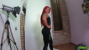 Leticia Ferreira behind the scenes of photos