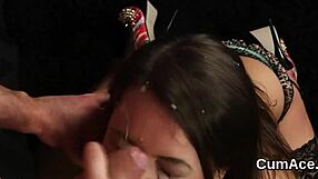 Smuk kvinde får sædafskud i ansigtet og spiser al sæden i afslappet samtale