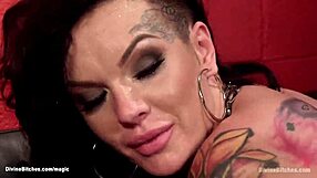 Punk rock alt bohyně dominuje dildem v intenzivním peggingu