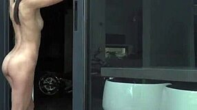 마른 베이비들, 강렬한 엉덩이 박기 후 풋잡이 흔들려!