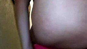 Enquanto o Amigo Via TV, Loira Arrombou o Rabo com Brinquedo - Parte II