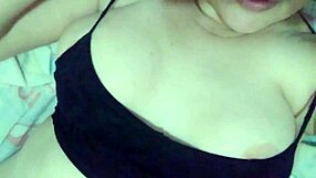 मेलिसा रेट्रो ब्लू फिल्म स्टाइल में कैम पर परफॉर्म करती