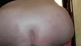 Enquanto o Amigo Via TV, Loira Arrombou o Rabo com Brinquedo - Parte II