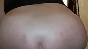 Enquanto o Amigo Via TV, Loira Arrombou o Rabo com Brinquedo - Parte II