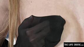 Regarde cette brune ado 18+ enfoncer un bas dans sa grosse chatte pour un orgasme intense. Ses gros seins rebondissent sauvagement.