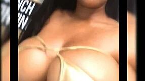 Heet meisje pronkt met enorme tieten in bikini bij zwembad.