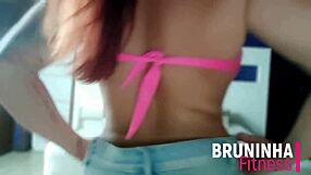 Gostosa novinha shakes her big ass to reggaeton rhythm