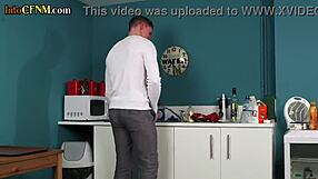 प्रभुत्वशाली लेडीज CFNM में हाथ जॉब और ब्लो जॉब ग्रुप में करती हैं