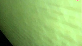 La ragazza porca si scopa da sola nel carrello della spesa