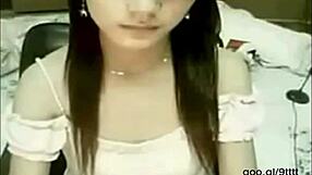 Coppia asiatica amatoriale scopa a pecorina chinata con passione