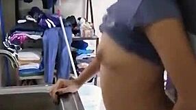 chica linda mexicana amateur cogida mientras lava vajilla