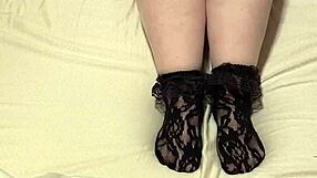 Beyaz Naylon Çorap ve Siyah Dantelli Çorapla Yoğun Mastürbasyon