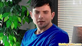 Sæddrikkende jock får røvfucked af ivrig stud på kontoret