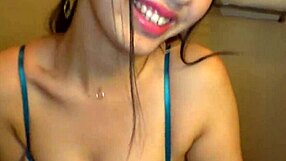 Thrilling car masturbation girl Runa-chan appears with tight waist and beautiful legs.