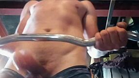 Vadim in trzam kurca dokler ne pokurim neštetokrat. Ne morem nehati z brizganjem.