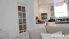 fiu vitreg o prinde pe mama vitregă cu șantaj după sarcină