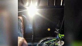 Vadim in trzam kurca dokler ne pokurim neštetokrat. Ne morem nehati z brizganjem.