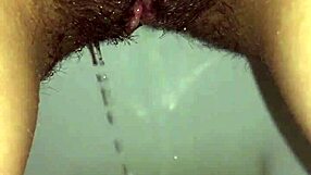 ehi, hai mai visto una brunetta snella che piscia nelle mutande?