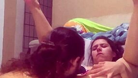 ¿Coño rosado de latina 18+ en la uni demasiado tentador para resistir?