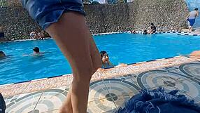 hago que me lo chupe mientras la amiga espera afuera del baño, luego la pasamos dejando para ir a terminar a un hotel en público