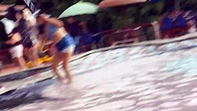 hago que me lo chupe mientras la amiga espera afuera del baño, luego la pasamos dejando para ir a terminar a un hotel en público