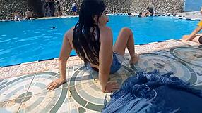 hago que me lo chupe mientras la amiga espera afuera del baño, luego la pasamos dejando para ir a terminar a un hotel en público