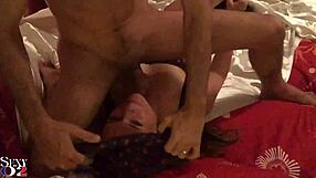 Francouzská amatérka v 1971 si užívá lízání kundičky, zadku a facial cumshot v retro scéně