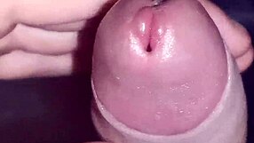 빨강머리 클로즈업 마사지에서 자지 박동으로 신음