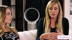 Forestiller du deg puppe-jævel lesbisk blond milf som nyter barbert stefamilie-fantasy med ansiktsitting tabu?