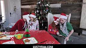 LustyFam מציגה אמא חורגת שדיים גדולים סאמר הארט ובת חורגת חמודה שרלוט סינס בסקס קשה POV חג המולד