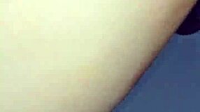 脱掉小姨子的内裤看她毛茸茸的18+少女阴部。里面藏着什么？