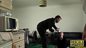 छोटी 18+ चूचियों वाली जवान लड़की बॉन्डेज में प्रो लंड चूसती है