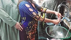 인도 마을 하녀가 일하는 중 부엌에서 몰래 주인에게 세게 박혀.