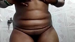 Sexy indian girl shows off her juicy curves