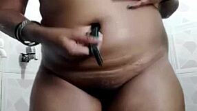 Sexy indian girl shows off her juicy curves