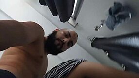 mientras brittany se maquilla yo noto que no lleva bragas entonces la penetro