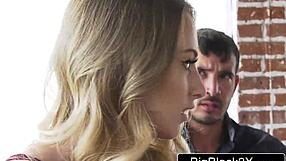 Umwerfende Blonde trickst Ehemann, ihre enge Muschi von Monsterschwanz ficken zu sehen