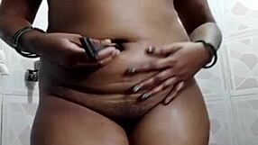 Sexy indian girl shows off her juicy curves