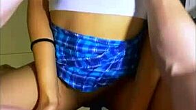 la hijastra gemia suavemente mientras su padrastro la penetraba