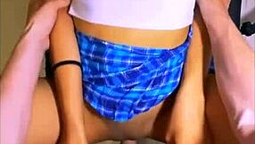 la hijastra gemia suavemente mientras su padrastro la penetraba