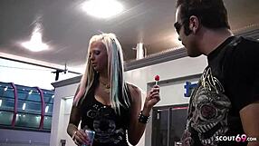 सेक्सी बाइकर टीन 18+ ब्रायन टायलर मोटरसाइकिल पर गर्म चोदाई के लिए लुभाती है