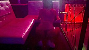 Fui na casa de swing briquei na glory hole e transei sem camisinha e gozaram dentro