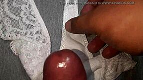 chorro de semen en la tanga blanca preferida de mi amiga la de la panocha rica