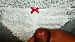 chorro de semen en la tanga blanca preferida de mi amiga la de la panocha rica